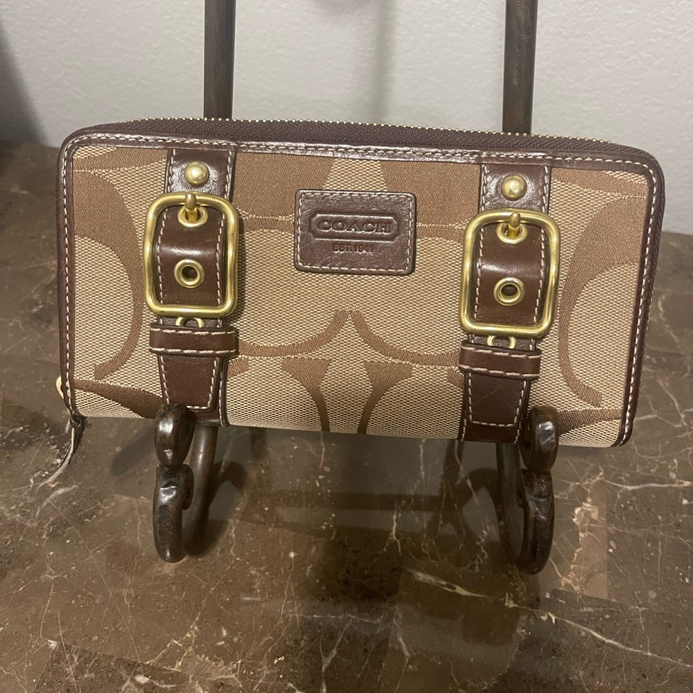 Auth Coach Zoe Brown Gold Leather Double Buckle Zip Around Accordion Wallet